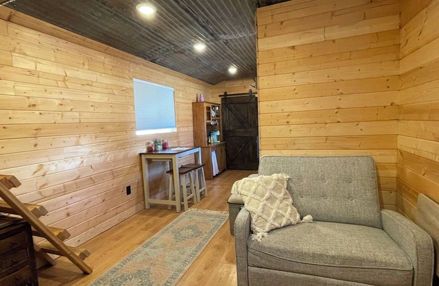 Cozy cabin on equestrian center . Near CDA and Spokane .