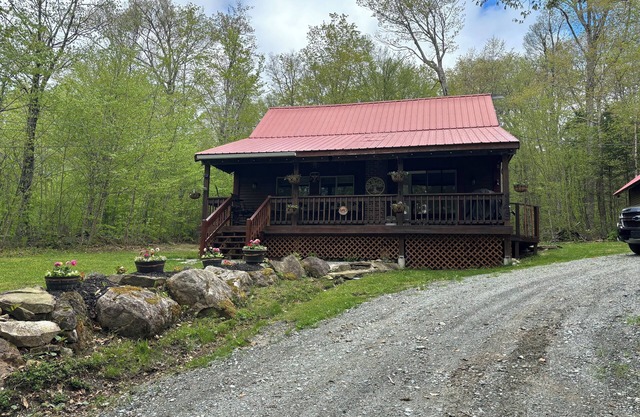 Cozy Cabin & 700 SQ FT Fun-Filled BarnnVAST Access nNear Mt Snow & Prospect Mt