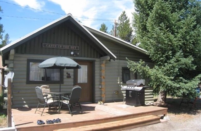 Cozy cabin a minute from Yellowstone. Book now for your Winter Wonderland stay!