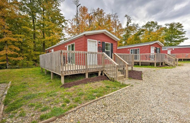 Cozy Cabin Community Pool and Lakefront Beach!