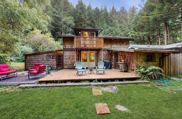 Cozy cabin for two w/a furnished deck & grassy yard - close to hiking trails