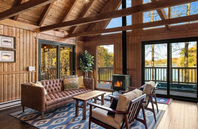 Cozy Cabin Hidden Away on a Lake!
