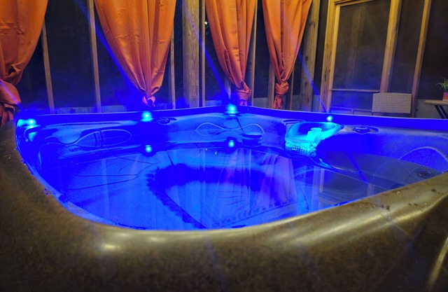 Cozy Cabin: Hot Tub, Fast 500Mbps Wi-Fi, Fireplace
