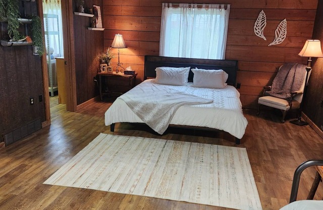 Cozy cabin in charming Marshalltown with AC