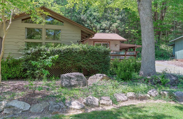 Cozy Cabin in Lake Lure Village Resort with lake access