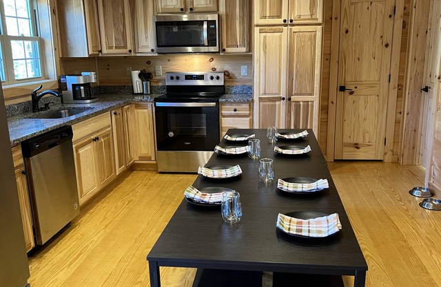 Cozy Cabin in Rumbling Bald, Pet friendly with views of the rolling creek