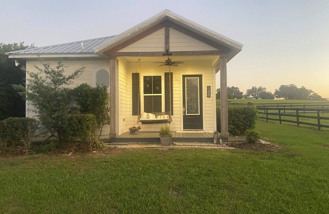 Cozy cabin in serene Reddick with WiFi, AC