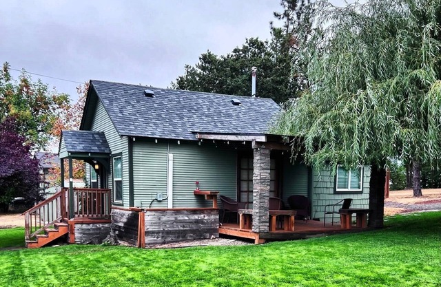 Cozy Cabin in Springfield’s Historic District Near Autzen Stadium