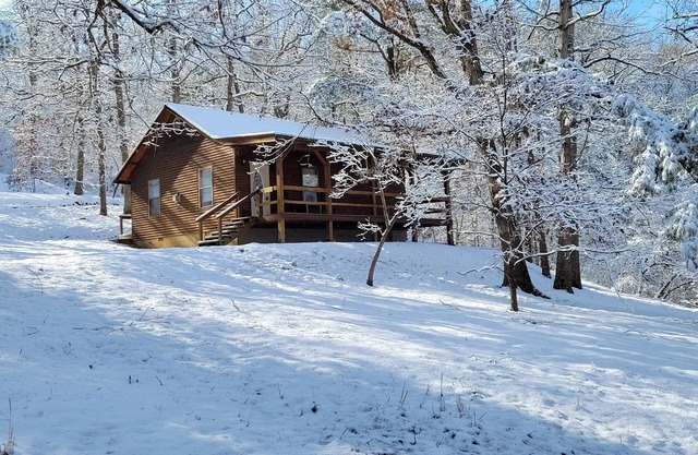 Cozy cabin in the beautiful Ozark Mountains, romantic and peaceful!