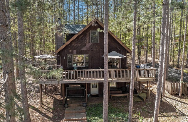 Cozy cabin in the center of Crystal Mountain Resort.