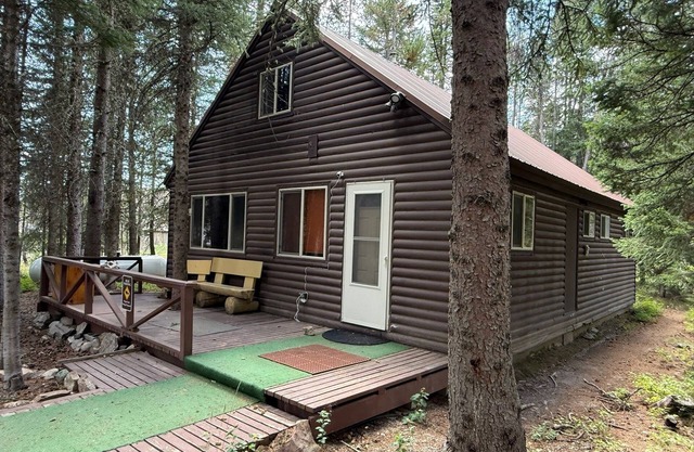 Cozy Cabin in the Woods. 25 minutes to Yellowstone National Park