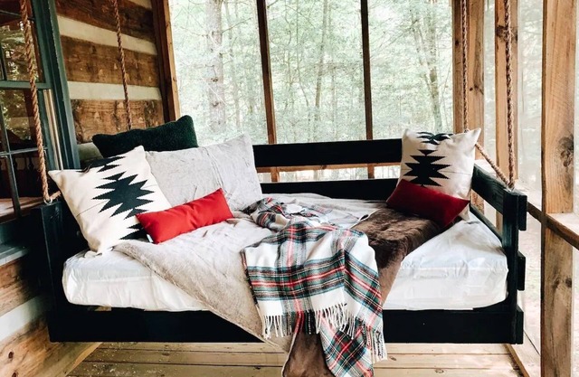 Cozy Cabin in woods with Hot Tub, Porch Swing Bed and Fire Pit in Aska Adventure