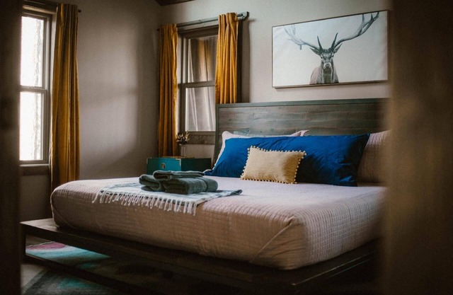 Cozy Cabin King Suite, Hot tub, Gas Fireplace, Fire Pit, Grill & Games