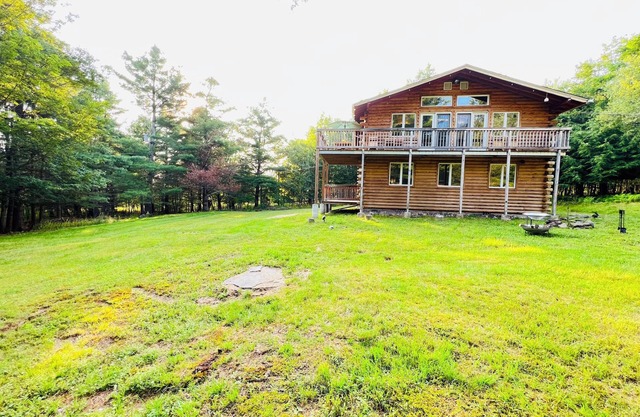 Cozy Cabin near Hunter Mountain w/Sunroom and Gameroom
