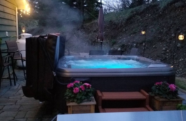 Cozy Cabin/Near Lake/Sugarloaf/Hike/Snowmobile ATV Access/Pets ok