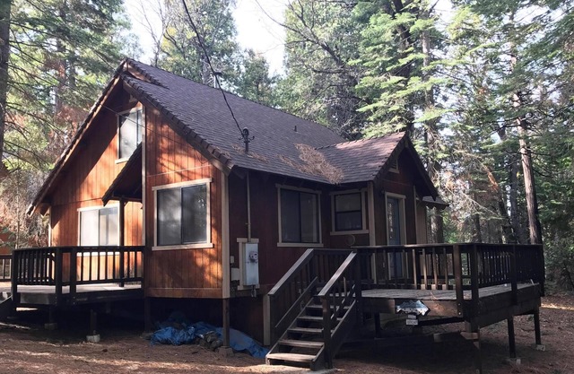 Cozy cabin near lakes, streams, rivers, hiking trails and shops/restaurants