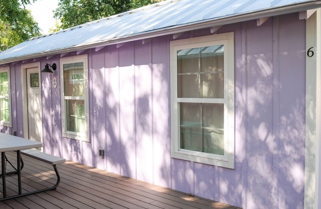 Cozy Cabin near the Comal River-Cabin #6- Shabby Chic Theme. Walk to Wurstfest