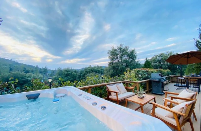 Cozy Cabin Near Yosemite & Bass lake, Breathtaking Views & Private Hot Tub, BBQ, Nature Getaway