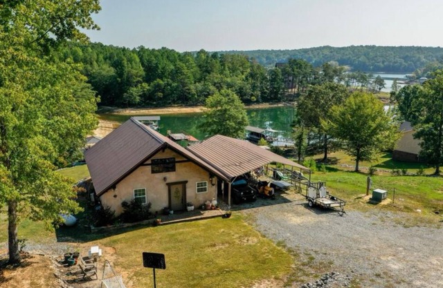 Cozy cabin on Jasper side of Smith Lake. Close to all amenities!