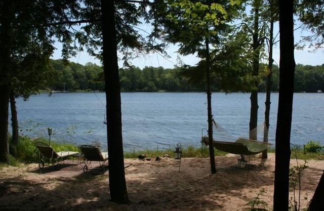 Cozy cabin on quiet Bass Lake. Minutes from Downtown Traverse City!