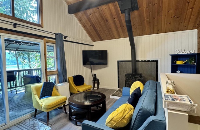 Cozy Cabin on the 7th Green at Anglemont Estates Golf Course