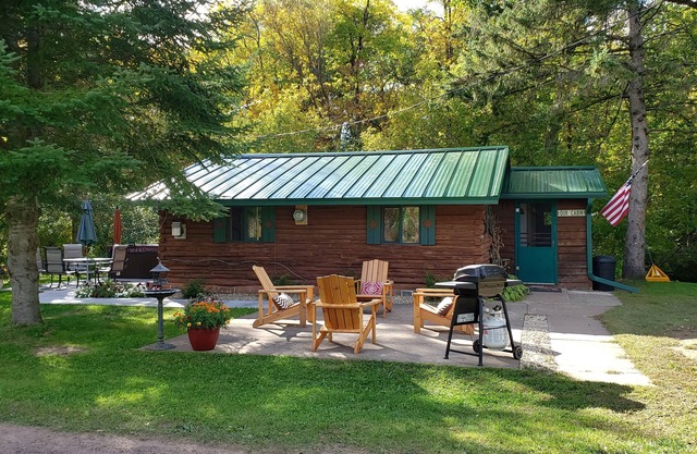Cozy cabin on the bank of Bear Creek with a hot tub to relax in!