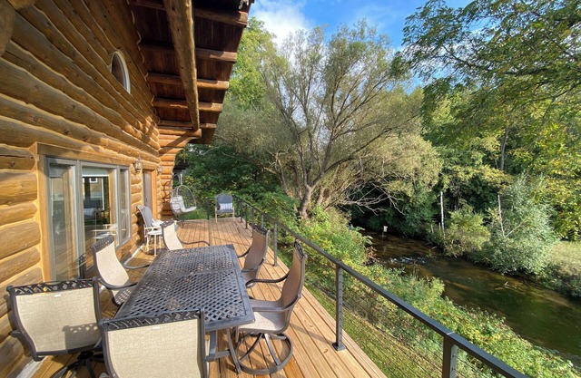 Cozy cabin on the serene Pentwater River with hot tub and ac