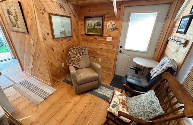 Cozy Cabin peace & rest on Georgian Bay Tay Trail. Escape the busy city.