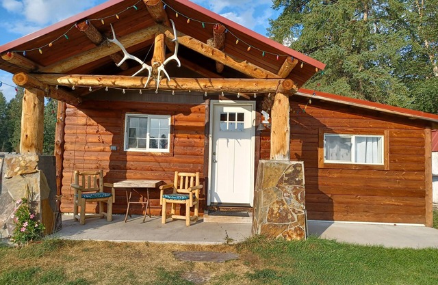 Cozy Cabin. Private and unique! Close to GNP and airport.