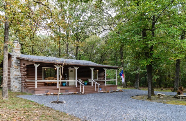 Cozy Cabin Retreat on 2 acres with Walking Path - 5 mins from Lake Access!