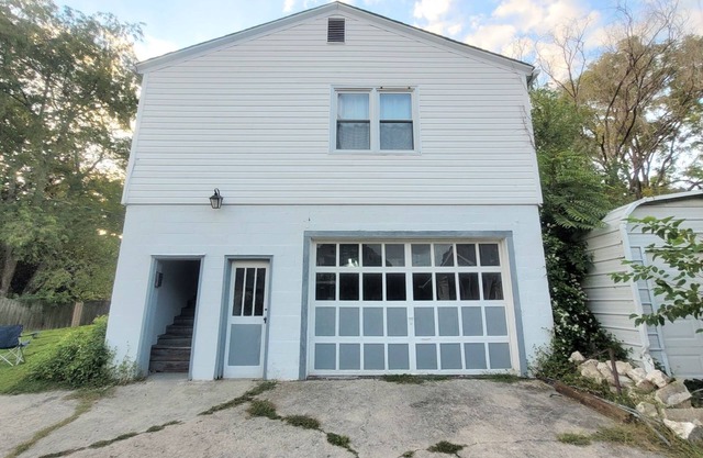Cozy cabin styled over-garage apartment-walking distance from downtown Mayberry!