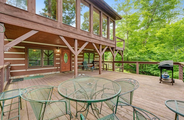 Cozy cabin w/beautiful woodwork, sunroom and a private deck