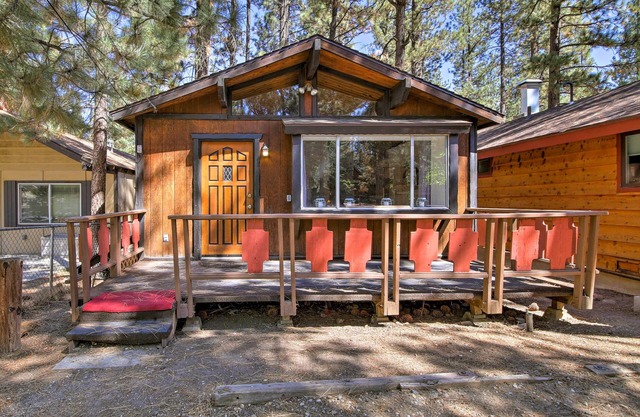 Cozy Cabin w/Deck & Fireplace in Big Bear!
