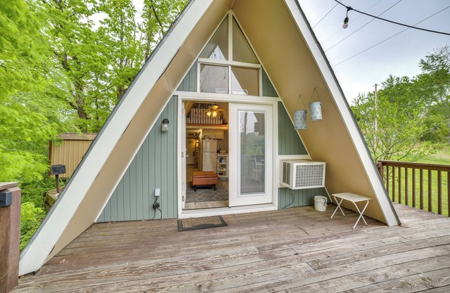 Cozy Cabin w/Fire Pit: Walk to Lake Taneycomo!