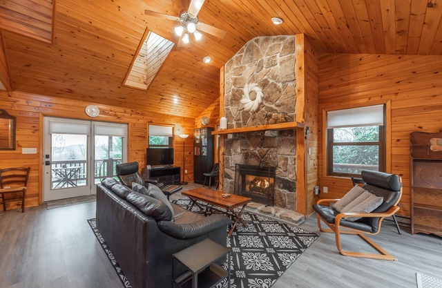 Cozy Cabin w/Fireplaces, Sauna & Firepit