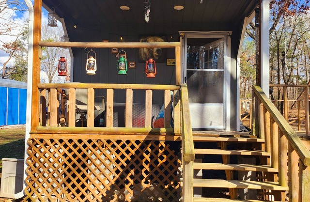 Cozy Cabin w/Hot Tub On Private Covered Deck Overlooking Hundreds of Tall Pines