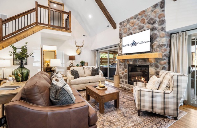Cozy Cabin w Private Hot Tub-Free Attraction Tickets-Cmty Indoor/Outdoor Pool-Near Table Rock