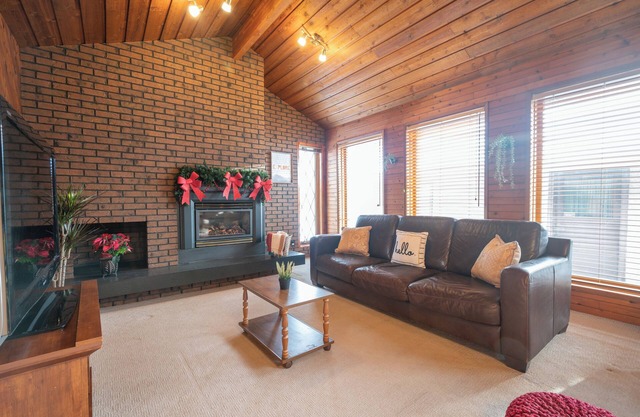 Cozy Cabin w/Sauna in the City, WEM 8 mins, Downtown 10 mins, Free WIFI