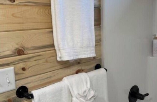 Cozy cabin with 1 bedroom, 1 bath wifi and ac in beautiful Cody Wy.