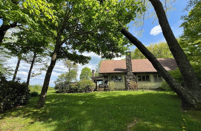 Cozy cabin with amazing views of the Catskill Mountains. Pet friendly!