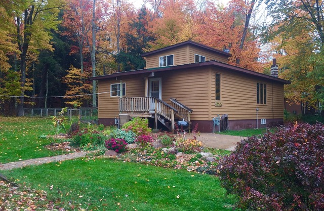 Cozy cabin with fireplace! Winter wonderland, snowmobile, ice fish, ice caves,