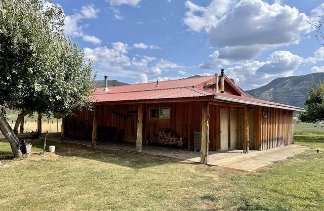 Cozy Cabin with River Access optional full 50amp RV hook-ups onsite