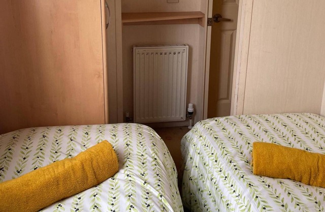 Cozy Camber Caravan 3 Bedroom Retreat With Decking