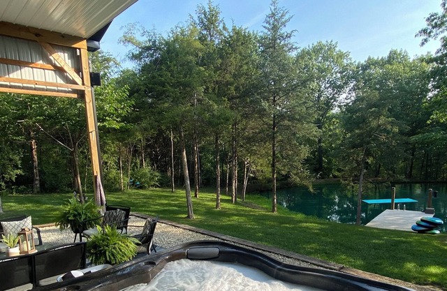 Cozy camping- 5th wheel camper and hot tub just minutes from great country fun!
