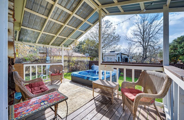 Cozy Canyon Lake Cottage Rental w/Private Hot Tub
