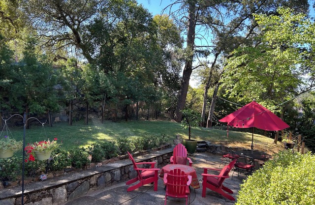 Cozy Canyon Retreat -Walk to Eateries and Hike in Canyon