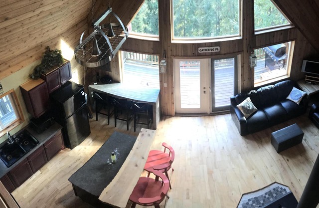 Cozy Cariboo Cabin w/HOT TUB - Shuswap Vacations and Sledding Accommodation