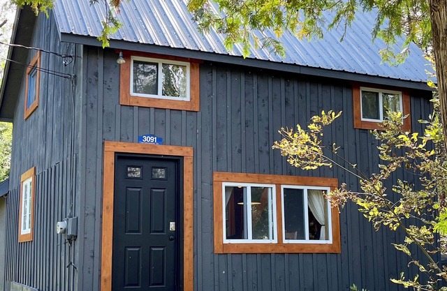 Cozy Carrabassett Cabin - less than 2 miles to Sugarloaf Mountain!