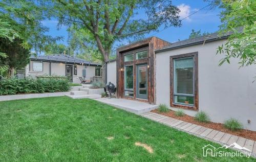 Cozy Carriage House W King Bed & Shared Patio