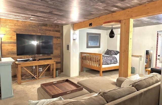 Cozy Cave Retreat. Pet Friendly.